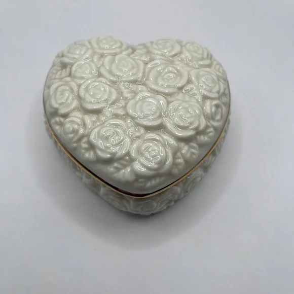 LENOX ROSE JEWELRY TRINKET BOX HEART SHAPED CREAM GOLD TRIM LID PORCELAIN - Picture 1 of 8
